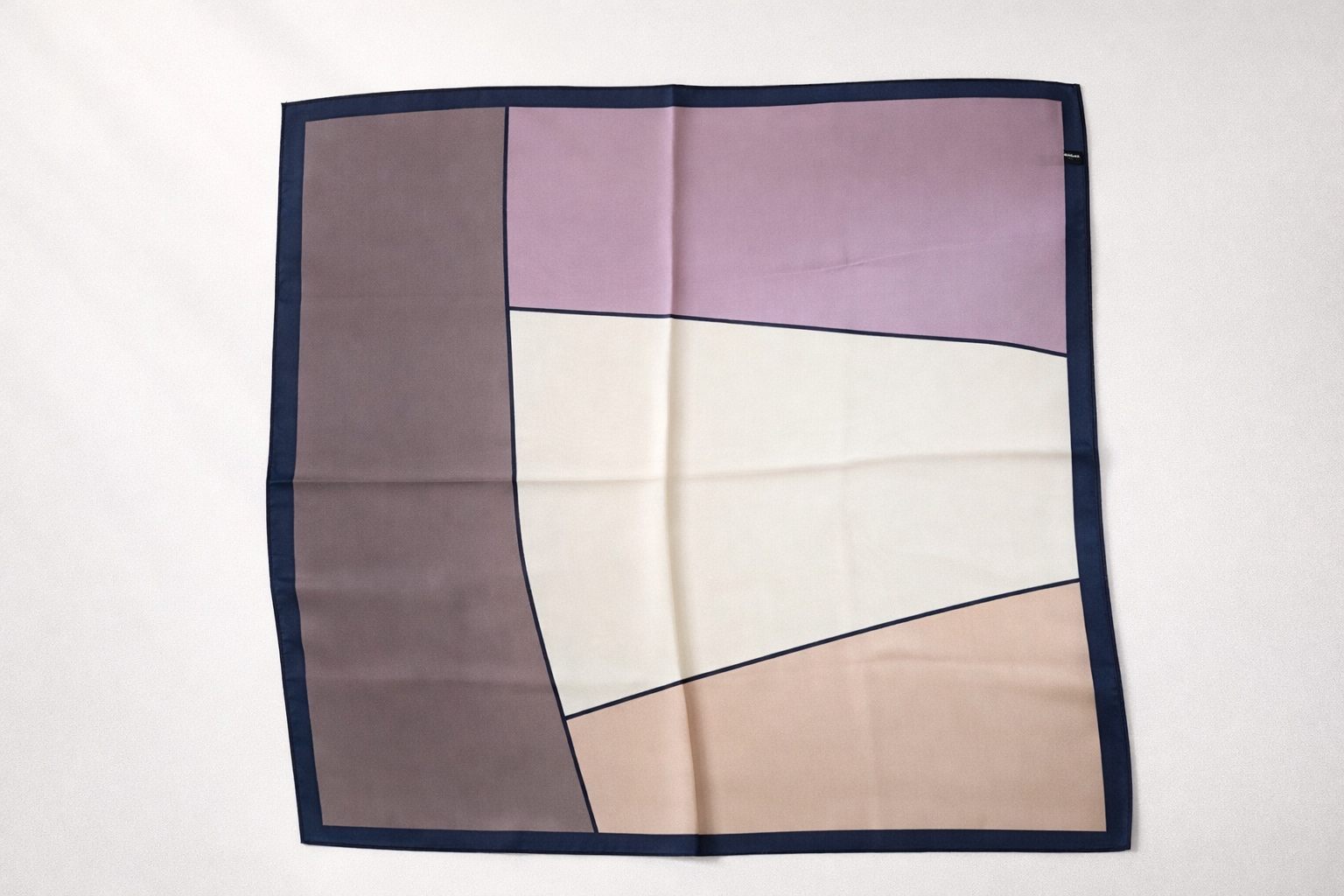 Pañuelo satinado estampado geométrico