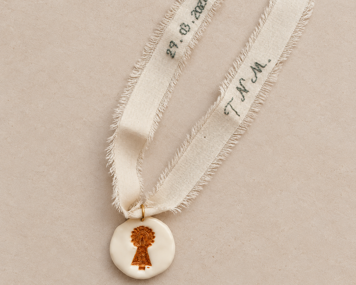 Medalla de Cerámica Artesanal – Virgen del Pilar con Manto