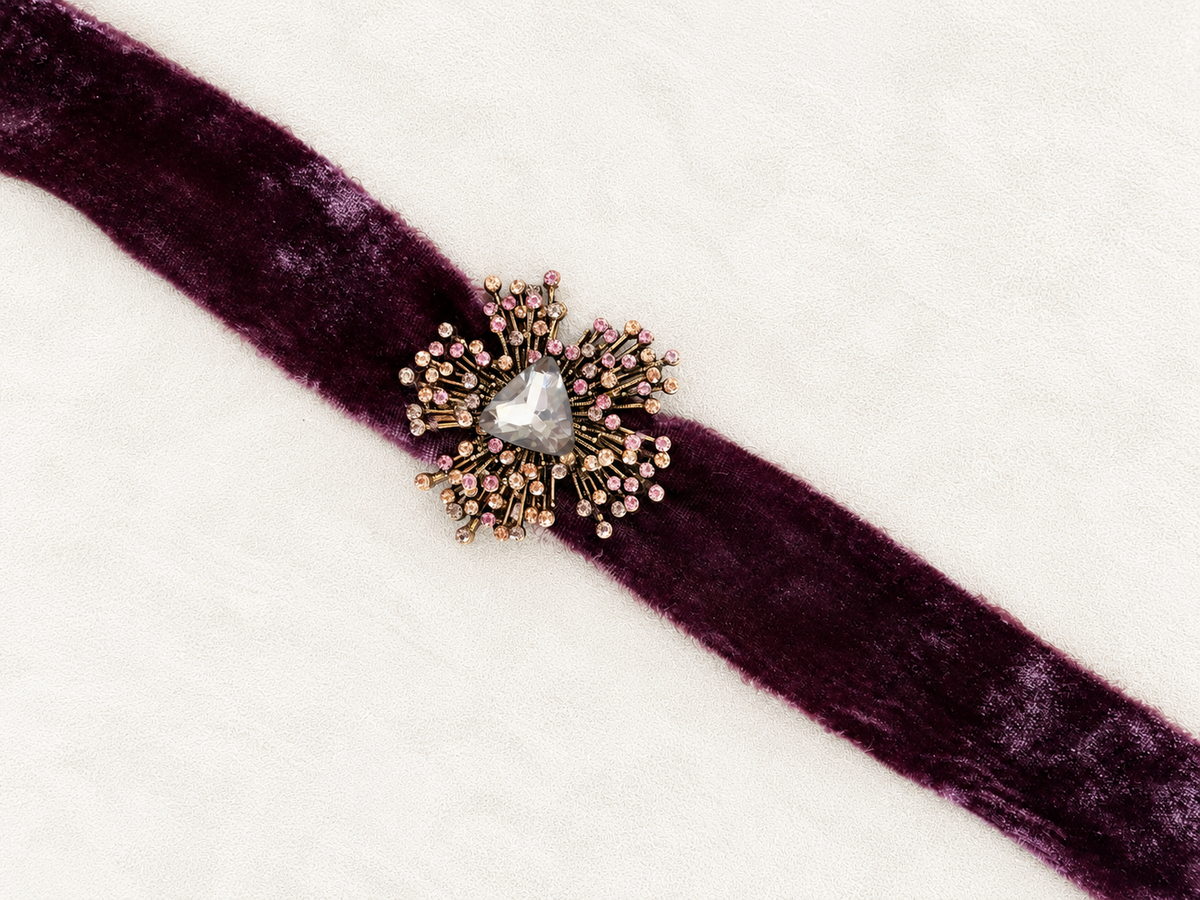 Choker de terciopelo berenjena con broche joya
