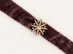 Choker de terciopelo malva con broche joya