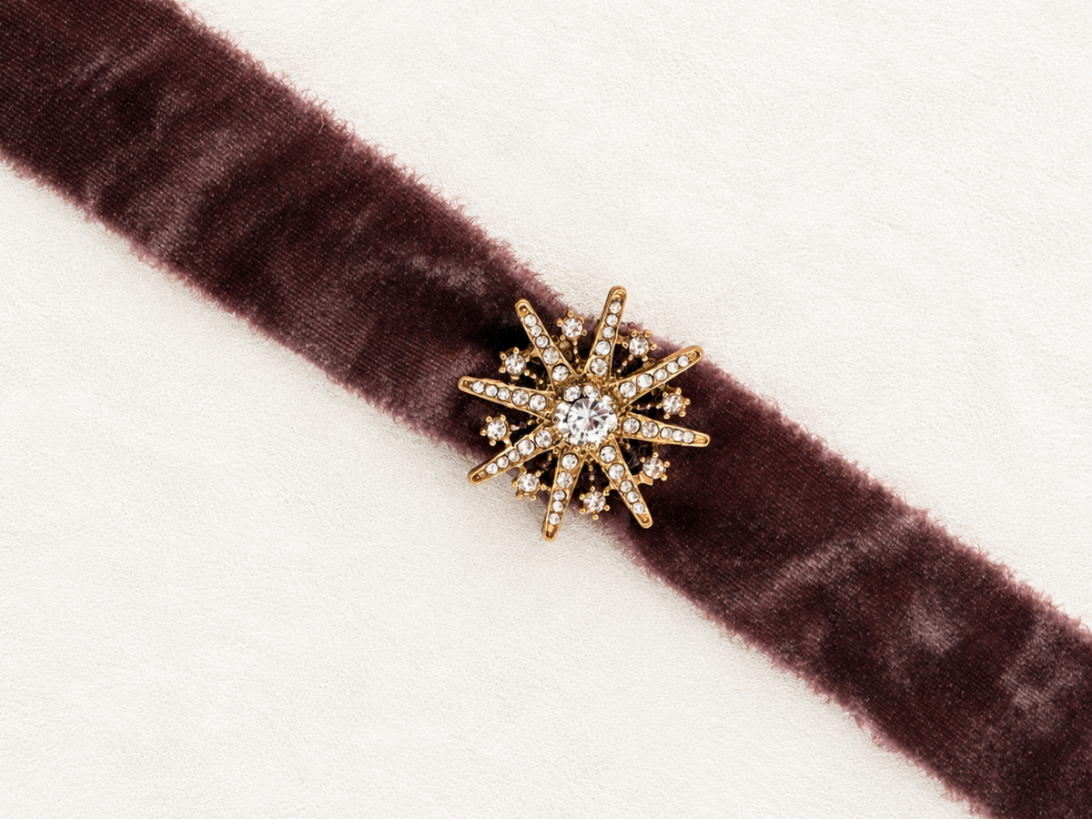 Choker de terciopelo malva con broche joya