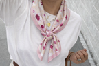 Pañuelo satinado estampado rosa