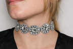 gargantilla plateada elegante de cristales para mujer