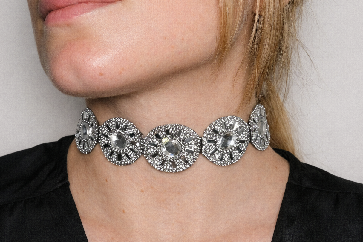 gargantilla plateada elegante de cristales para mujer