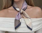 Pañuelo satinado estampado geométrico