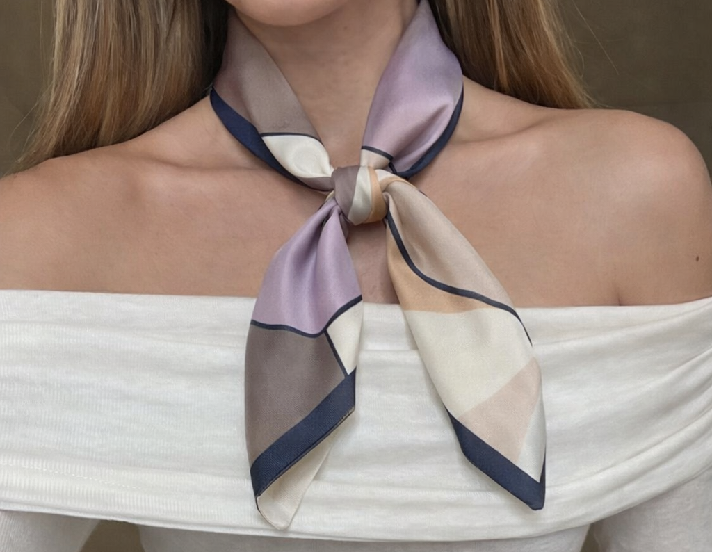 Pañuelo satinado estampado geométrico